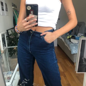 Monki Jeans - Ett par mörkblåa jeans från monki, jättefint skick med vita sömmar! Dom lägger sig snyggt på fötterna och är lite flair, rekommenderar längd runt 175 och neråt. 200kr + frakt! Storlek 27 i midjan 
