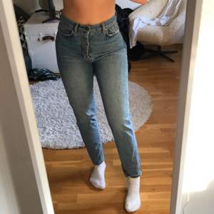 Säljer ett par supersnygga mom jeans! Helt ny köpta! 