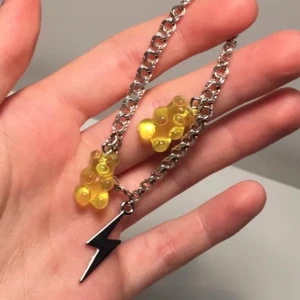 Armband - Coolt armband med gula gummibjörnar och en ”blixt” på.  30 kr + frakt. Frakten står på 11 kr. Köpte armbandet från plick men blev inte använt då jag inte kände att det var något för mig, tyvärr. Första bilden är lånad från förra säljaren.