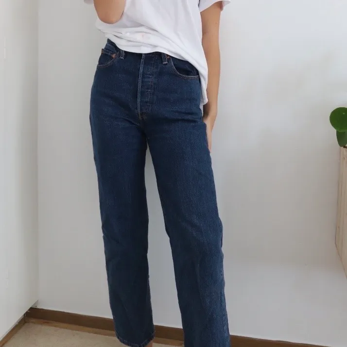 Levis jeans Ribcage Straight. Mörkblå jeans från levis, sitter riktigt bra men tycker tyvärr att dom är lite för korta för mig som är 171. Använda en enstaka gång så i nyskick!! Storlek:28. . Jeans & Byxor.