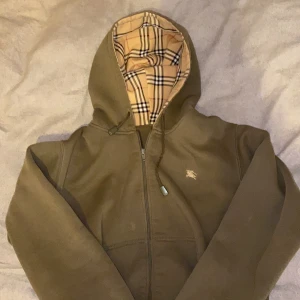 Burberry zip  hoodie - !INTRESSEKOLL! Är inte helt hundra om ja vill sälja denna ännu, men tänkte kolla vad folk är villiga att ge... skriv i kommentarerna, inte lägre än 500kr!💕 Barn Storlek är XXL men passar som XS. Köpare står för frakt