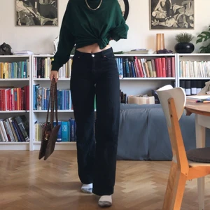 Svarta jeans monki - Säljer nu mina älskade jeans från monki i modellen Yoki pga lite små för mig i låren. De når hela vägen ner till foten på mig som är 174 cm👍🏼nypris 400! Köpare står för frakt💖