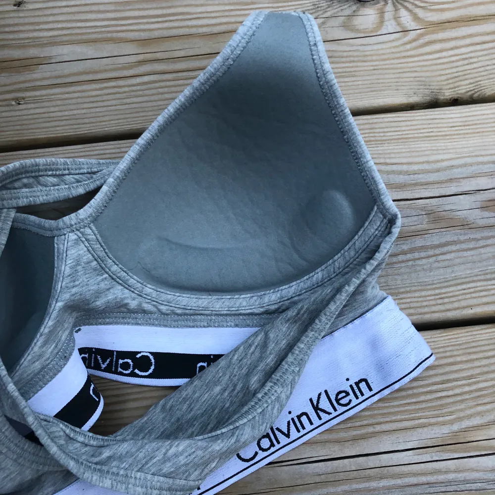 Calvin Klein topp grå, använd men i väldigt bra skick, säljs för att den blivit för liten. Nypris 399kr. Toppar.