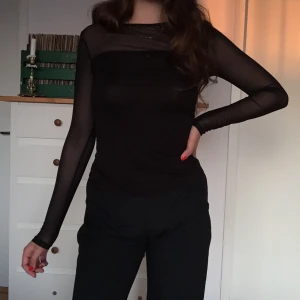 Sheer tröja🖤 - Svart långärmad med sheer-tyg på armarna och kring axlarna!!! Så cool!