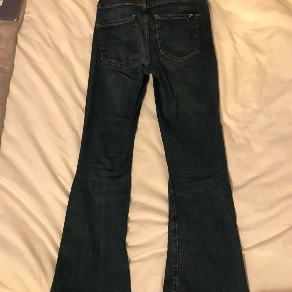 Blåa bootcut jeans, har använt 2 gånger så är ett bra skick, storlek 36 en aning små i storleken men är stretch bara, köptes för ett år sedan, originalpris 400kr. OBS bilden från hemsidan visar färgen på jeansen bättre.. Jeans & Byxor.
