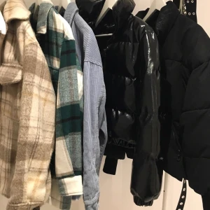 blå Manchester jacka - Jättefin oversized blå Manchester jacka från zara.