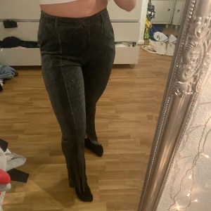 Svarta festbyxor - Jättebekväma svarta glittriga byxor i storlek 36, aldrig använda! Köpta från NA-KD💞 Pris: 100kr