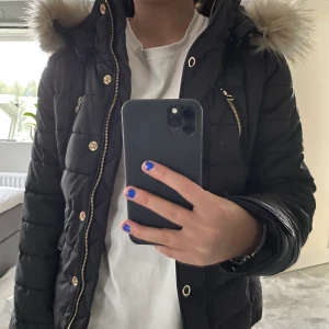 Zara jacka - Säljer denna jacka från Zara. Fint skick då den knappt är använd. Storlek Xs  men skulle säga att den passar S också beroende på hur stor man vill att den ska vara. 🥰