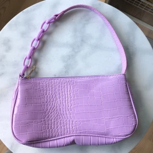 Lila väska  - Super fin lila väska som aldrig är använd, kontakta gärna för frågor eller fler bilder💕