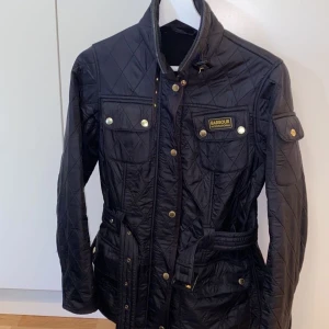 Barbour jacka  - Endast använd någon gång, mycket bra skick. Strl S/M. Foder inuti. Nypris ca 3000 kr. Mitt pris 1500 kr eller annat efter överenskommelse! Betalning via Swish 