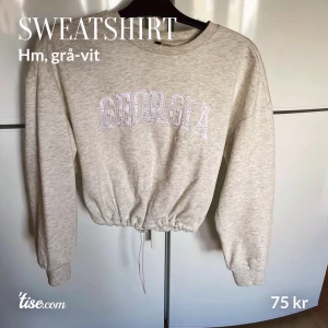 Grå-vit sweatshirt  - En så snygg grå, vit melerad sweatshirt i strl xs. Passar även s då den går att reglera med snöret längst ner vilket också är en snygg detalj, Använd fåtal gånger och i nyskick. Frakt tillkommer!🦋 