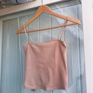 Linne - Litet hål finns på tröjan