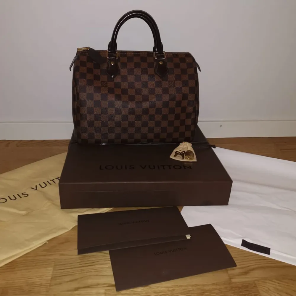 Säljer min fina väska från Louis Vuitton. Alla tillbehör medföljer (kartong, kvitto, dustbag, nycklar mm.). Väskan är i jättefint skick både utvändigt och invändigt, men den har en liten fläck på insidan som knappt syns (se bild). Skickar gärna fler bilder på väskan 💓. Väskor.