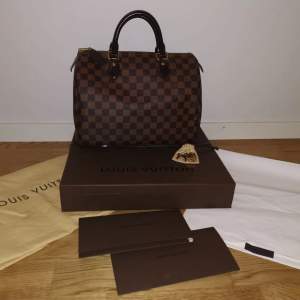 Säljer min fina väska från Louis Vuitton. Alla tillbehör medföljer (kartong, kvitto, dustbag, nycklar mm.). Väskan är i jättefint skick både utvändigt och invändigt, men den har en liten fläck på insidan som knappt syns (se bild). Skickar gärna fler bilder på väskan 💓