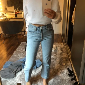 Snygga Levis jeans💕💕 - Super snygga Levis jeans, köpta för 1200kr som har tyvärr inte kommit till användning🥰 