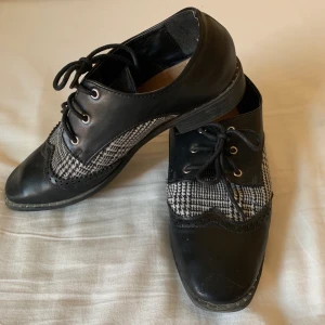 Snygg asamskor - Snygga bekväma lätta skor att gå i både till vardags men även att gå bort i. Storlek 39.