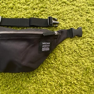 Midjeväska  - Svart midjeväska från HM divided, köpt för några år sedan men har ej blivit använt. Själva bandet går att förlänga och passar både runt midjan och över axeln! Köpte för 200-250 kr tror jag. DMa för mer info! ✨