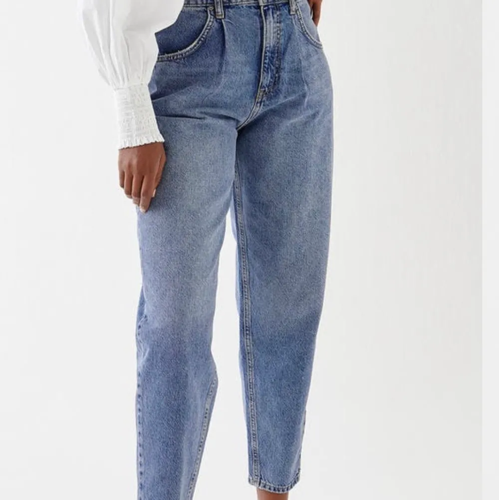 jag säljer mina blåa mom jeans från gina. Dom är inte använda för att dom är för korta för mig. storlek: 34   Pris: 50kr  Finns i Valbo, kan tas till Gävle . Jeans & Byxor.