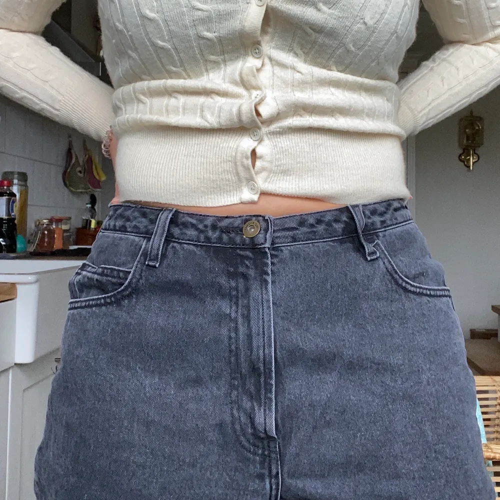 Raka gråa pösiga  jeans köpa på ASOS, storleken är 32x32 tror jag men passar mindre beroende på hur man vill att de ska sitta, tror de ska vara högmidjade men snyggare lågmidjade🖤 oanvända . Jeans & Byxor.