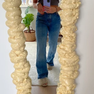 Slutsålda jeans från Zara - Underbara jeans som jag tyvärr måste sälja då dem blivit något för små... Inköpta på Zara förra hösten, Sparsamt använda. Frakt tillkommer på 49kr ❤️.            Nypris 499kr. 