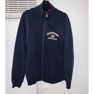 Peak performance kofta - Peak performance kofta, str L, passar M,  i använt skick (lite urtvättad).  Kolla gärna in mina andra inlägg, Vi intresse av fler varor så fixar jag ett bra paketpris!