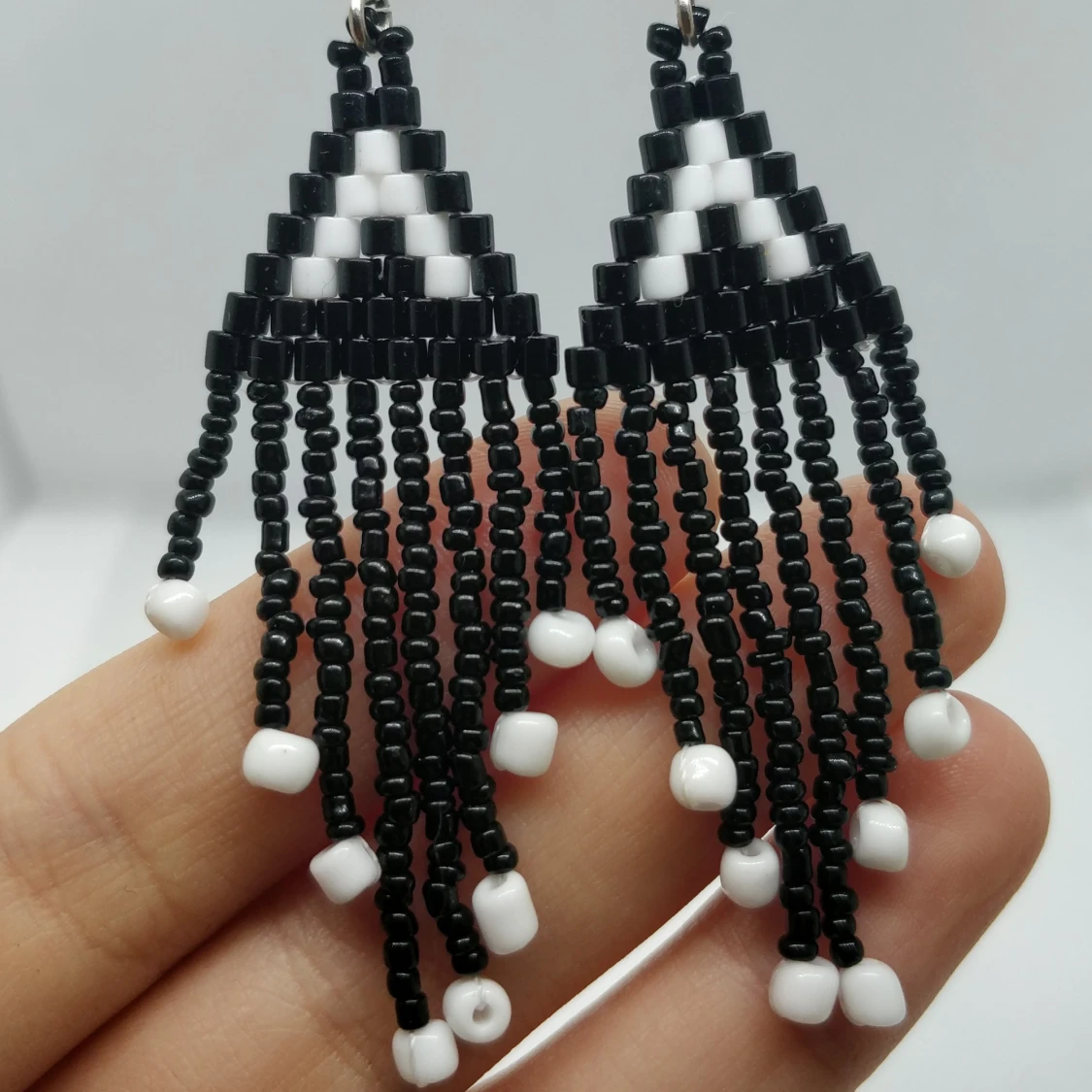 Handgjorda svartvita örhängen - 90