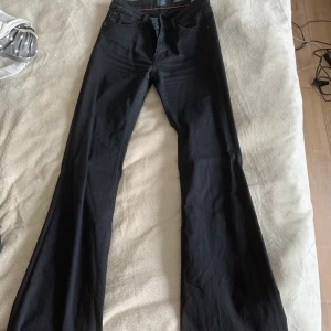 Crocker flare jeans - Säljer mina superfina crocker jeans då dem inte kommer till användning. Superfin flare modell. Strl w: 29 passar mig som vanligtvis har 27 i waist, L:35 jättebra i längden på mig som är 178. Inte använda mycket. Diskuterbart pris!
