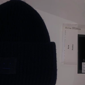 Acne mössa Navy blue  - Denna superpopulära acne mössa har ej kommit till användning! Den är One size, nypris 1100kr och köpt i Acne butiken. Oanvänd utan några fläckar/förstörda partier. Har kvitto och prislapp kvar!🤍🐻
