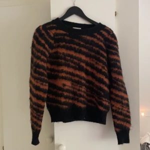 Stickad Sandro tröja  - Superfin stickad tröja från Sandro. Nypris ca 2500kr