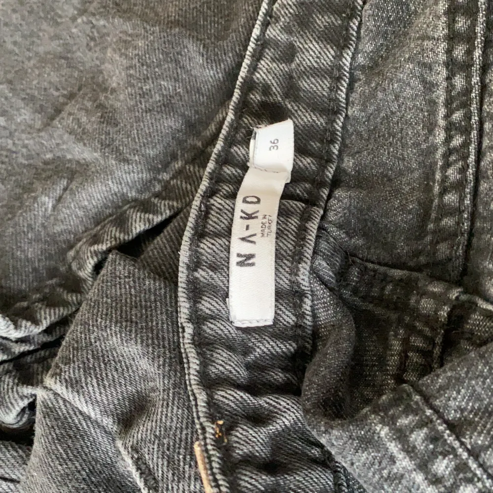 Snygga och sköna jeans från nakd💞 säljer för har för mycket byxor i min garderob, har tvättas nåra enstaka gånger så inte lika svarta som nyköpta men tycker personligen att de är snyggare så🔥 frakt tillkommer . Jeans & Byxor.