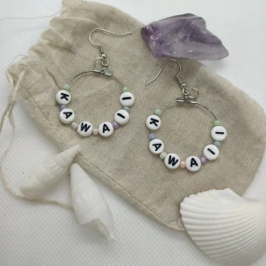 Handgjorda Kawaii-örhängen - Handgjorda Kawaii-örhängen med glas- och bokstavspärlor. (๑♡⌓♡๑)