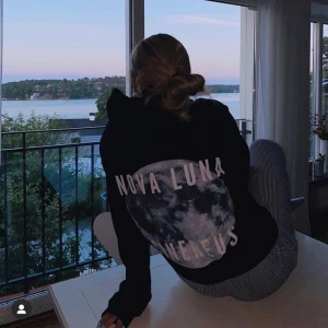 The cool elephant tröja - Säljer min fina och populära The cool elephant tröja, använd fåtal gånger!! Kund står för frakt 63kr🚖  (denna är lite oversize på mig som vanliga fall har XS/S)