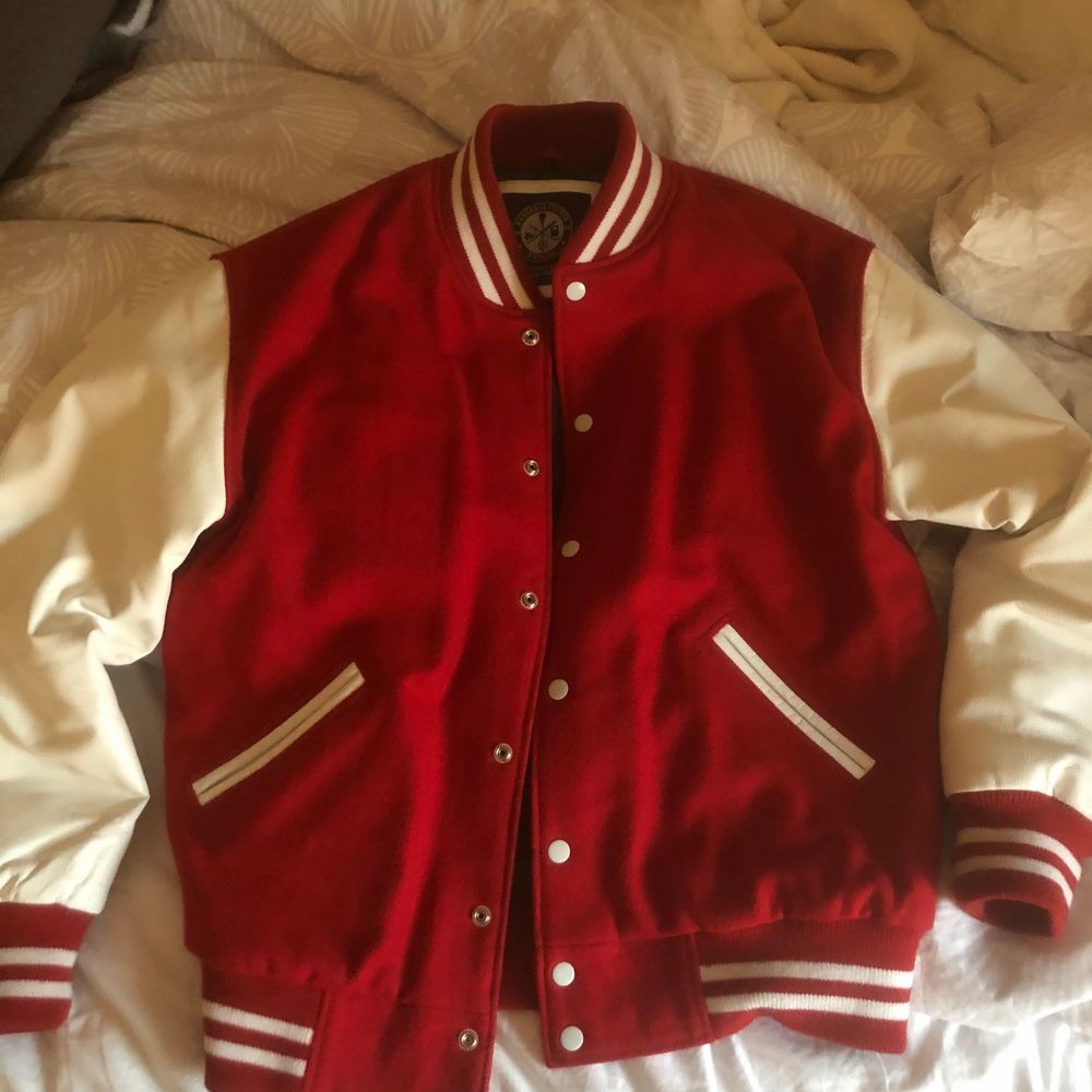 Röd baseball jacket - Jackor | Plick Second Hand