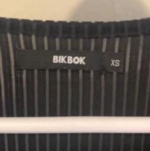 Svart byxdress - En riktigt snygg byxdress från bikbok, får lite 80-tals disco vibes från den ahha. Har användt 1-2 gånger men gillar den verkligen. Den var vida ben och ganska djup urringning❤️