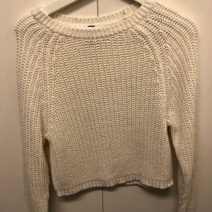 Vit stickad tröja - basic vit stickad tröja, använd men i bra skick!