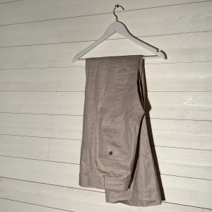 Linnebyxor - Storlek: 40 Midja: 86 cm  Innerbensmått: 83 cm Färg: Beige / Skimmer Märke: Bruuns Bazaar Frakt: 63 kr (utanför Falun) Fler bilder? Kontakta oss!