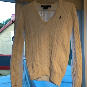 Ralph Lauren kabelstickad tröja - Tröja från Raulph Lauren i fint skick! Frakt tillkommer i priset
