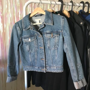 Kort jeansjacka - Croppad jeansjacka från h&m.