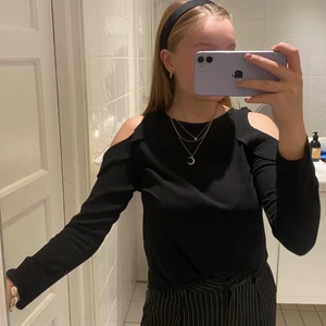 Svart tröja med hål på axlarna  - Svart tunn tröja med håll på axlarna. Väldigt söt men använder inte längre. Köparen står för frakt ☺️