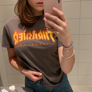 Thrasher vintage t-shirt - Snygg T-shirt köpt second hand från thrasher! Storlek M. Jag är 177 och storlek M/S Om flera intresserade budgivning annars priset som står inklusive frakt :) 