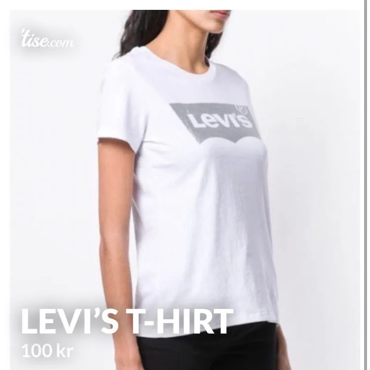En Levi’s t-hirt med silverglitrigt tryck. Använd endast en gång då den inte riktigt passar till min stil💕. T-shirts.