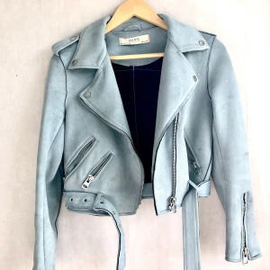 Jacka från Zara - Jättefin jacka från zara, ljusblå färg, ganska varm fungerar väldigt bra att ha på hösten/våren. Kan mötas upp i Stockholm eller eventuellt frakta då köparen står för frakten 😊