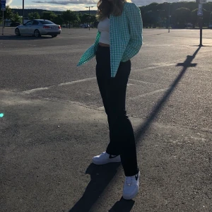 Grön skjorta  - Grön skjorta, köpt på second hand, storlek 36, köparen står för frakten 