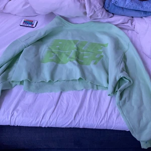 Tjocktröja - Knappt använd. Klippt själv