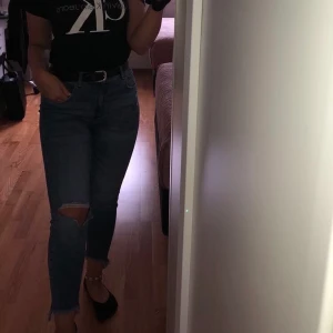 Slitna jeans - Otroligt fina slitna jeans med även en fin design vid fotleden. 🙌🏻Från Zara. 🤩Tyvärr kan jag inte använde de då de är för små för mig✨ (Skriv för fler bilder, kunden står för frakten som summan varierar beroende på varans vikt) 