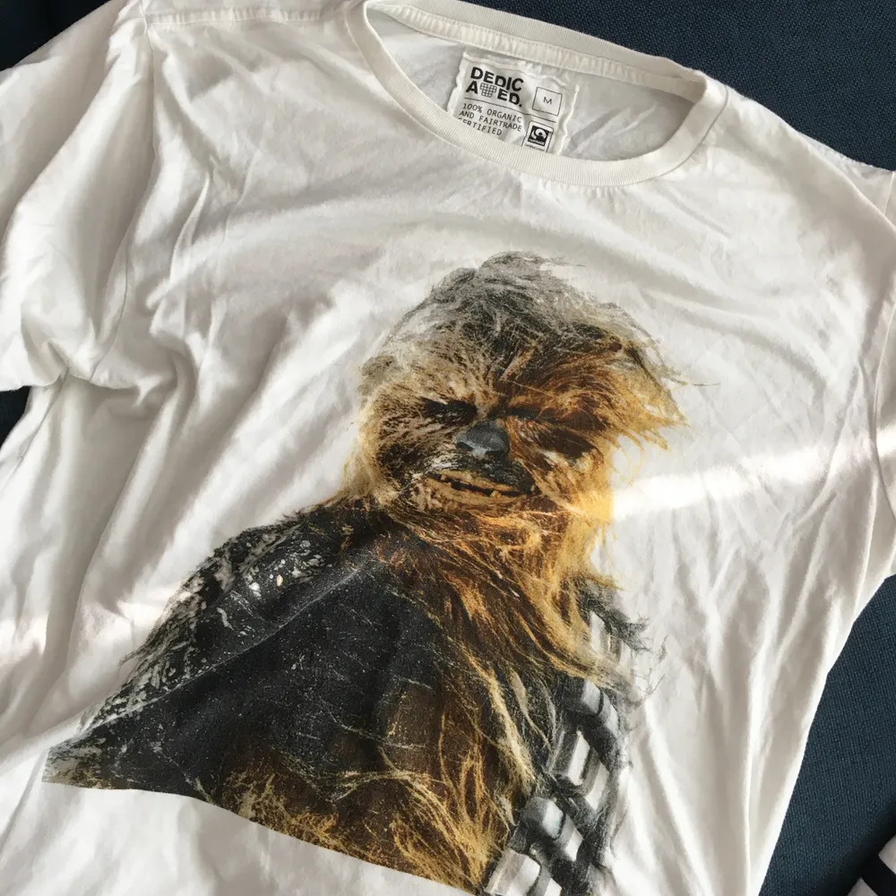 Supersöt t-shirt med chewbacca tryck från dedicated använd ett fåtal gånger så så gott som ny 🐻 fraktkostnad: 44 kr men kan även mötas upp i stockholm. T-shirts.
