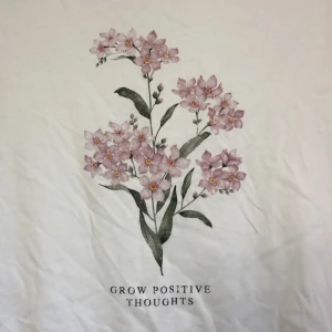 T-shirt med tryck, Stl M - T-Shirt med tryck i storlek medium, aldrig använd, nyskick! Vet ej var den är ifrån då jag har fått den 💕