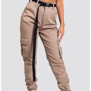 Cargobyxor Dark Beige  - Cargobyxor från Madlady. Använda en gång och då bara provade på. Storlek L men sitter som M. Nypris 500kr mitt pris 300kr buda gärna de börjar på 300kr.