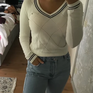 Tommy hilfiger tröja - Säljer denna Tommy hilfiger tröja med v-urringning, bra skick 