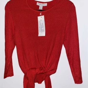 Röd jättefin tröja strl s - Helt ny tröja som är väldigt snygg säljes i storleken Medium aldrig använd alla etiketter kvar. Liten i storleken så skulle säga att det är en S